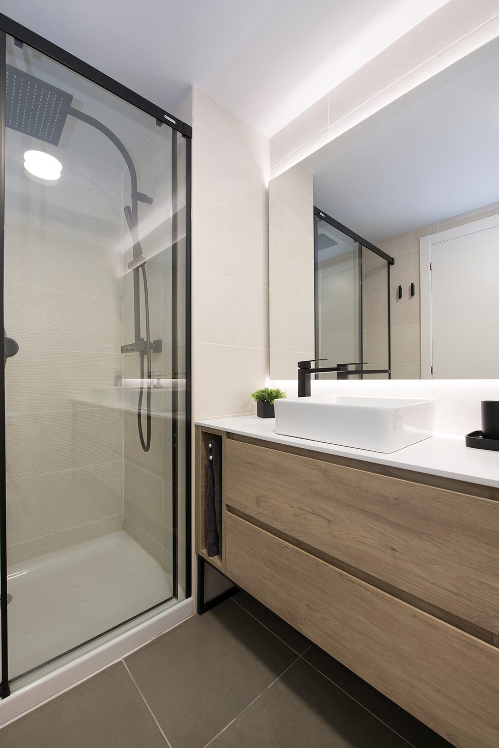 mueble bajo lavabo suspendido de madera y ducha de obra