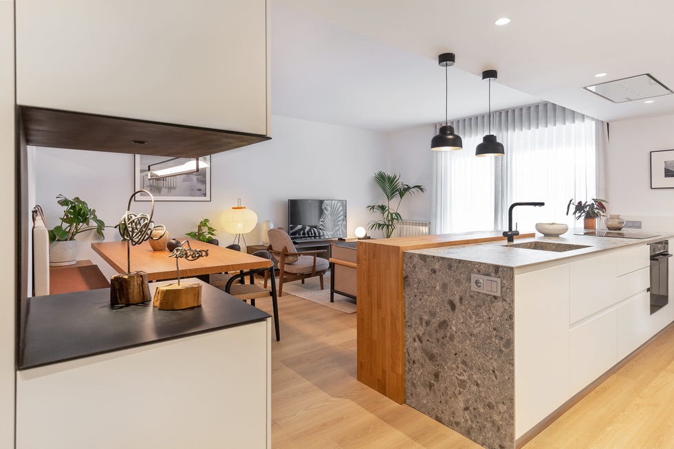 cocina con isla integrada en el salón