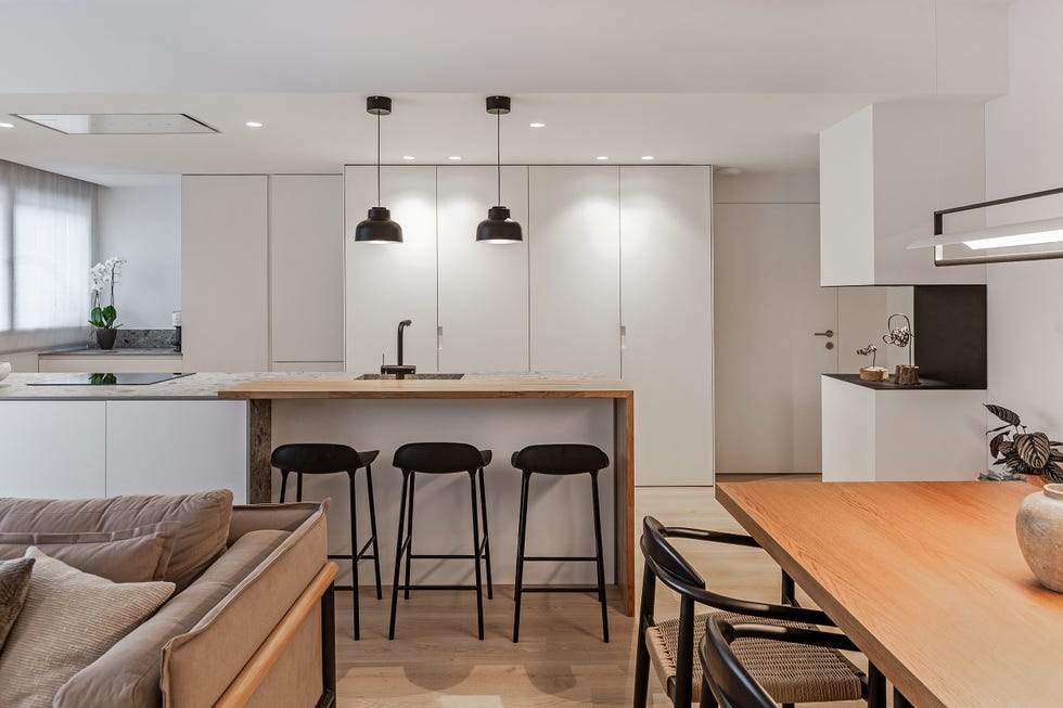 cocina con isla integrada en el salón
