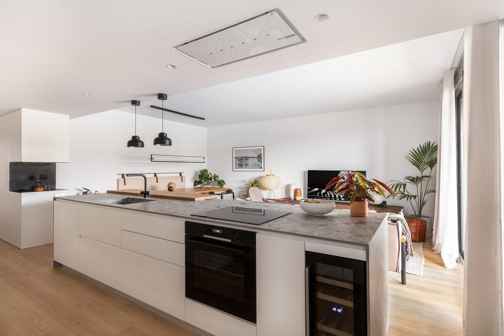 cocina con isla integrada en el salón