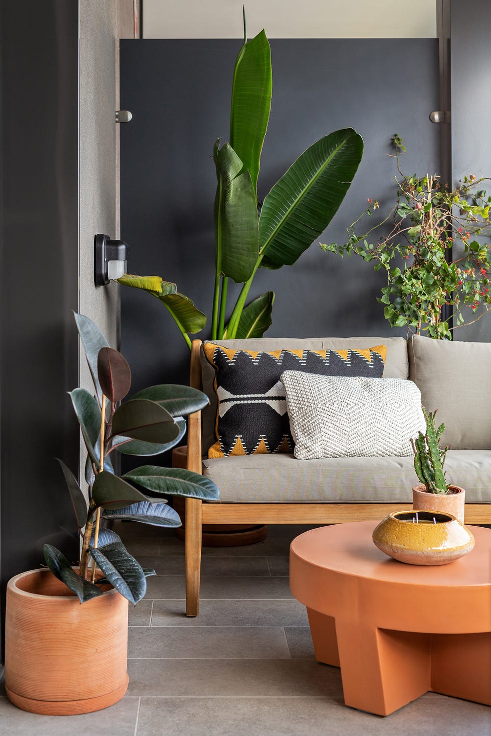 banco de madera de exterior en terraza con plantas