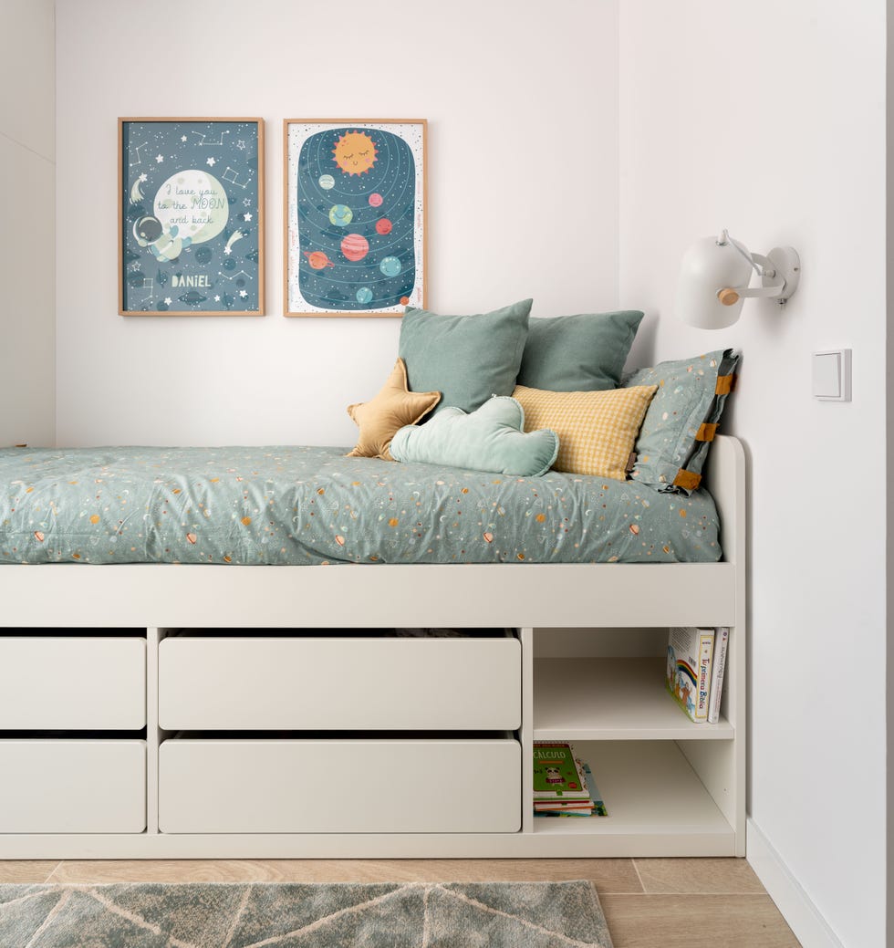 dormitorio infantil nórdico en blanco y azul