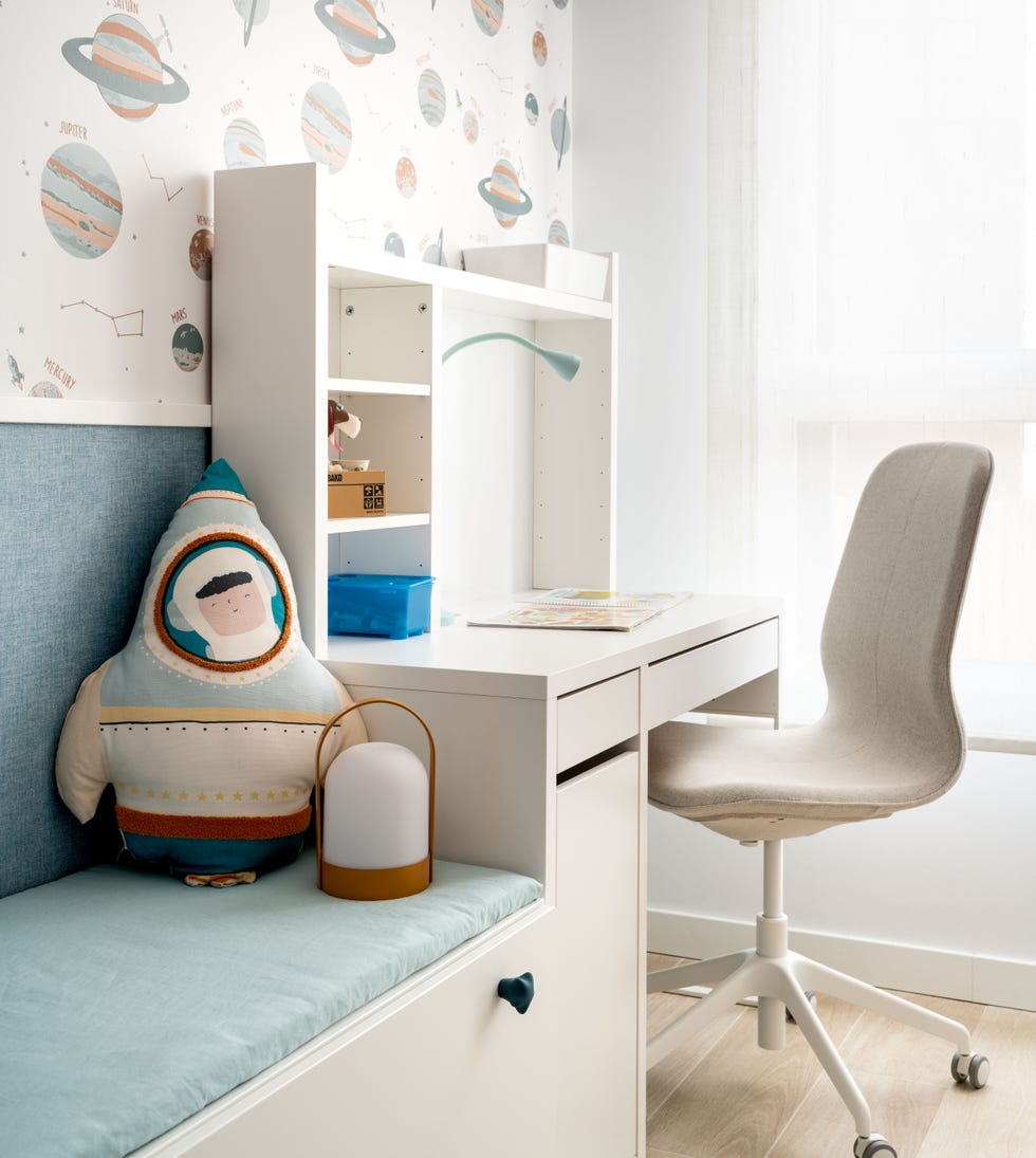 dormitorio infantil nórdico en blanco y azul