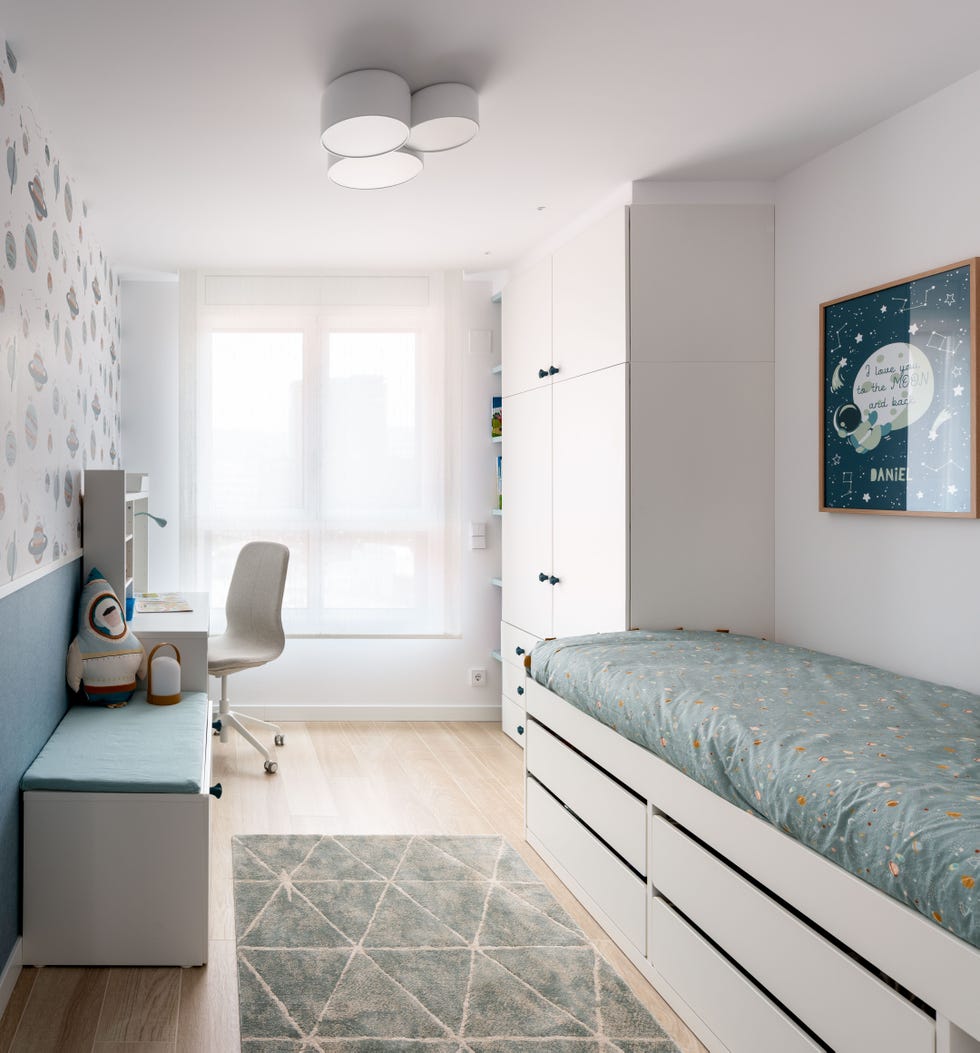 dormitorio infantil nórdico en blanco y azul