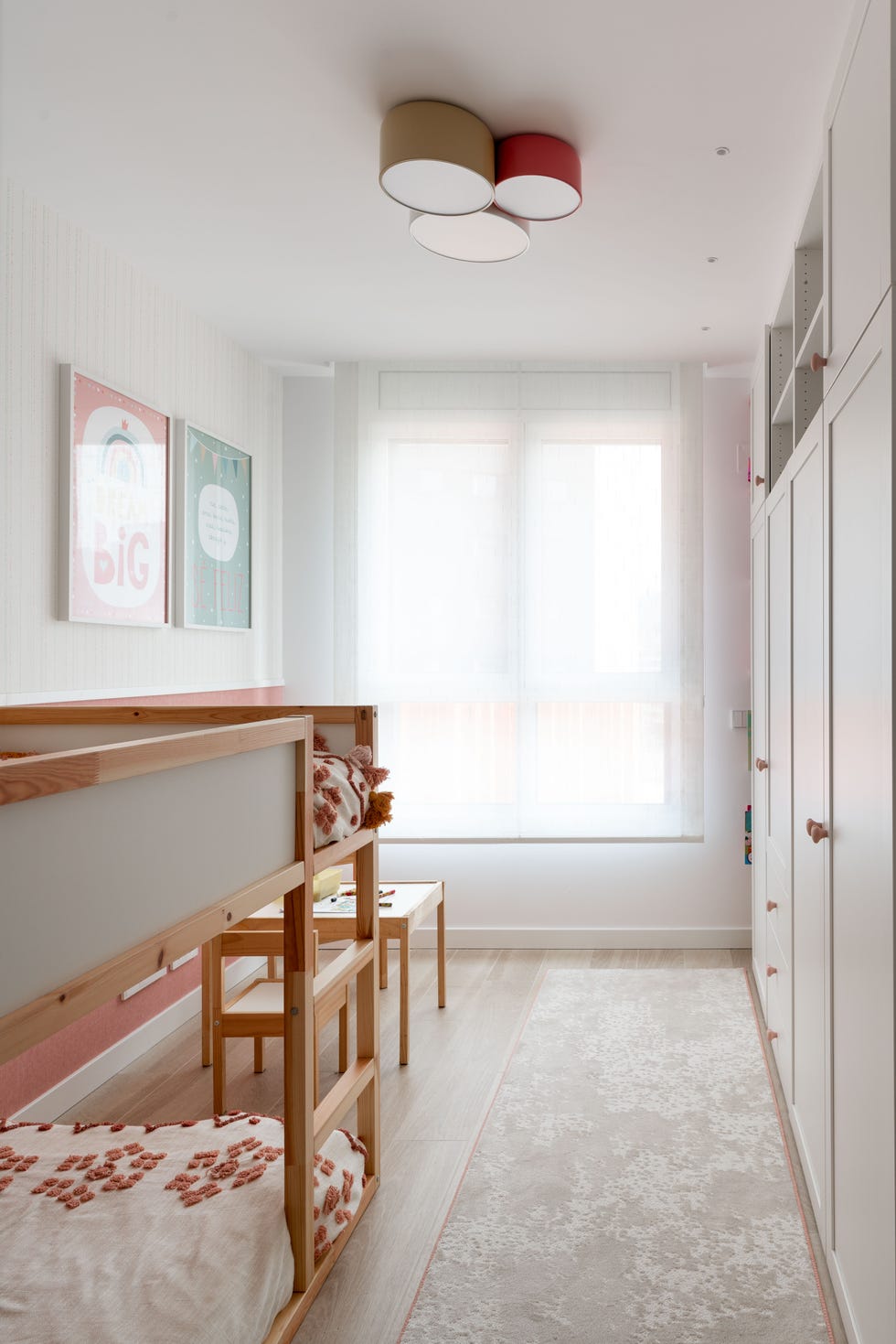 habitación infantil con litera de madera
