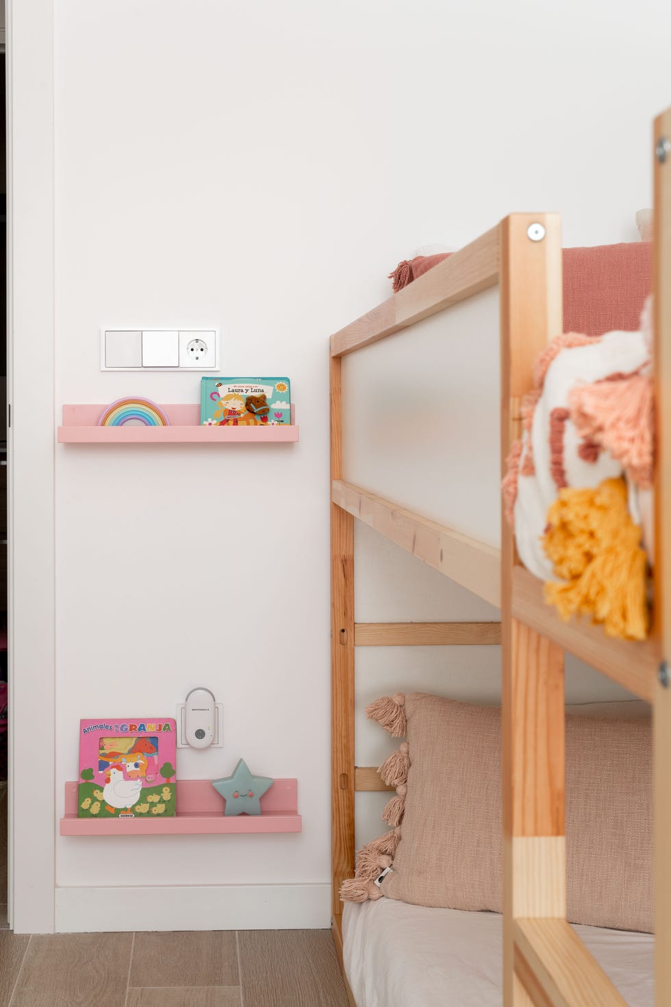 litera infantil de madera y dos estantes rosas de pared
