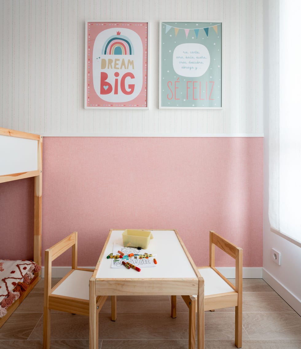 zona de juegos infantil con muebles de madera