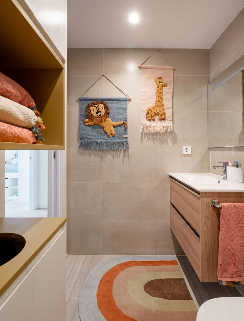 baño infantil con mueble volado de madera