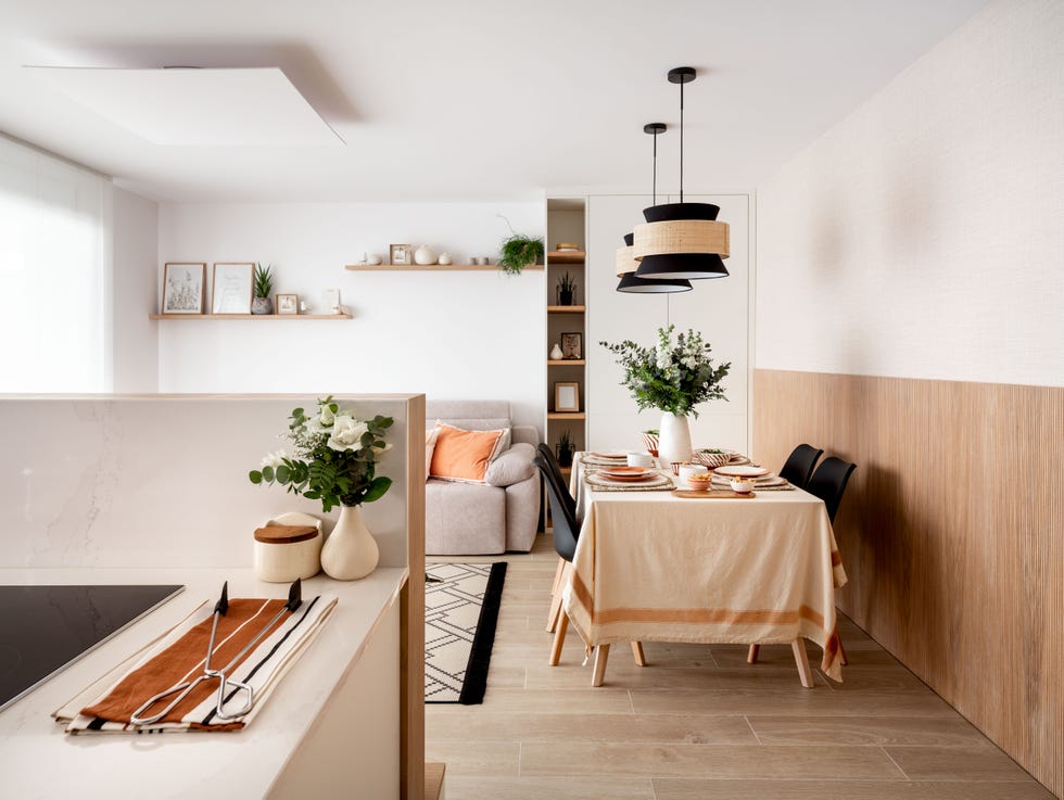salón comedor con friso de madera a media pared