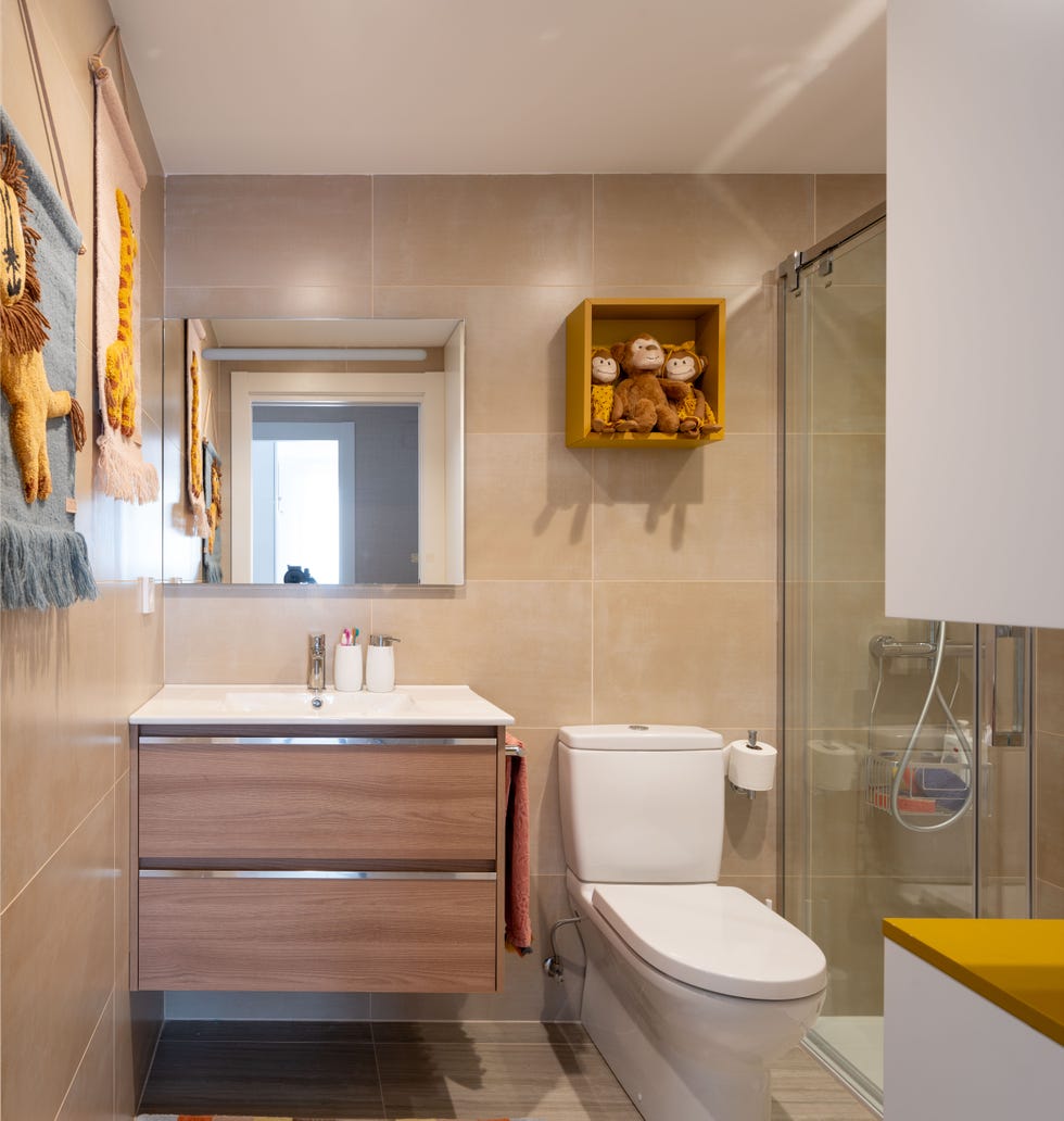 baño infantil con mueble volado de madera