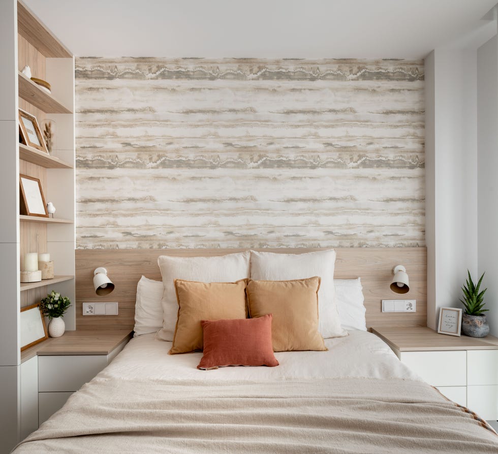 dormitorio con cabecero de madera y papel pintado efecto madera