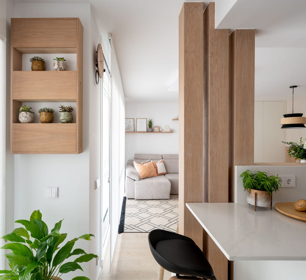 cocina blanca abierta y estantería de pared de madera