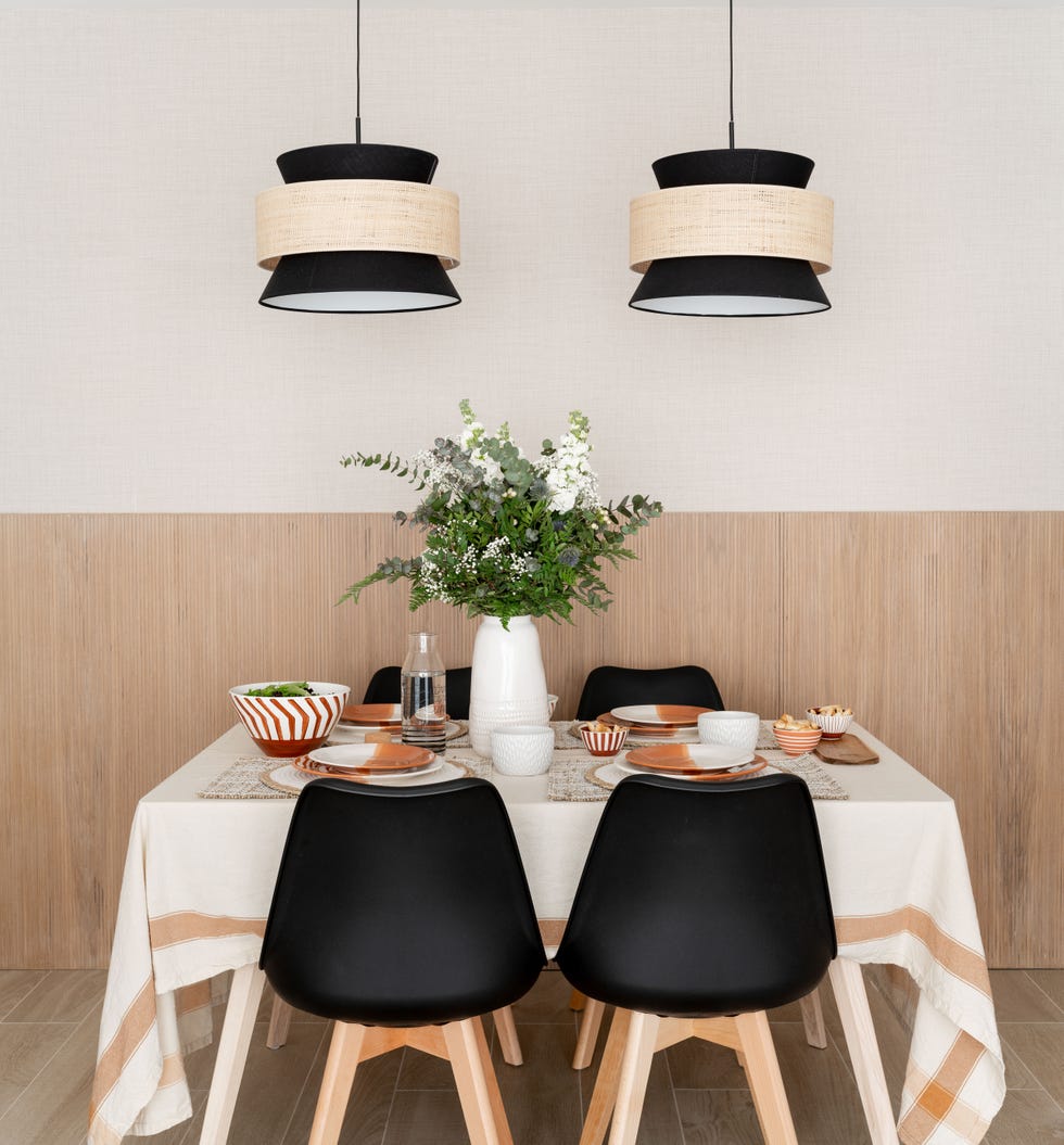 comedor con friso de madera a media altura
