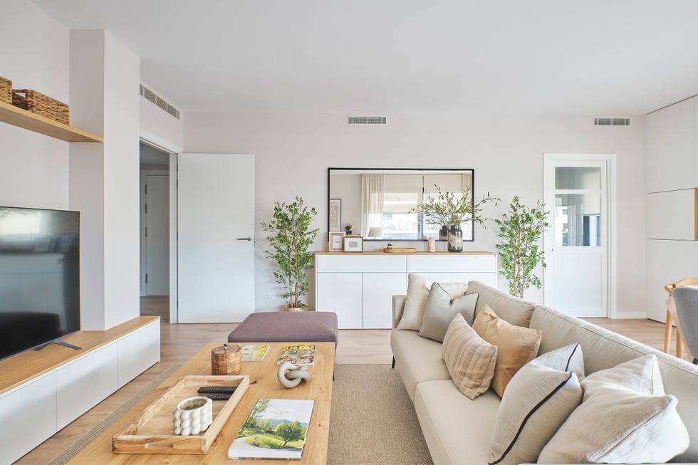 salón con muebles de madera y tonos neutros