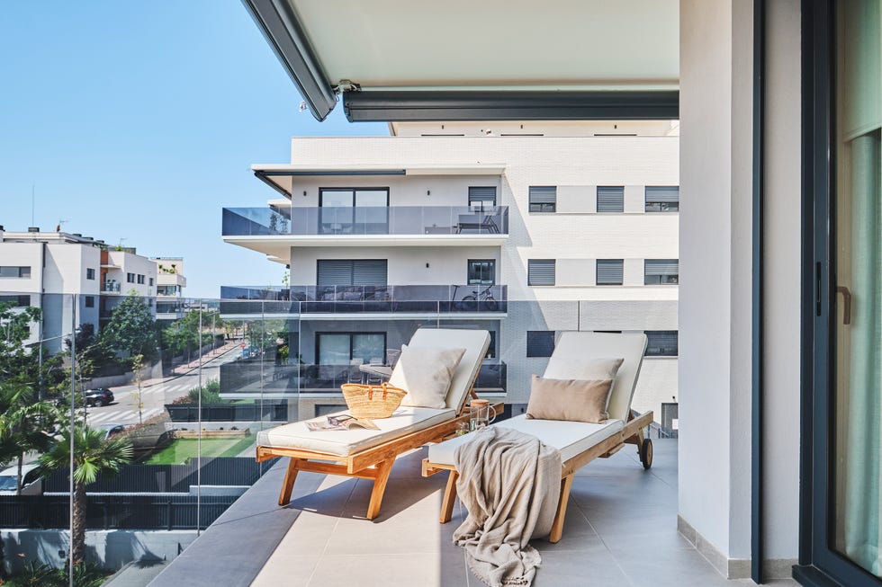 terraza con dos hamacas