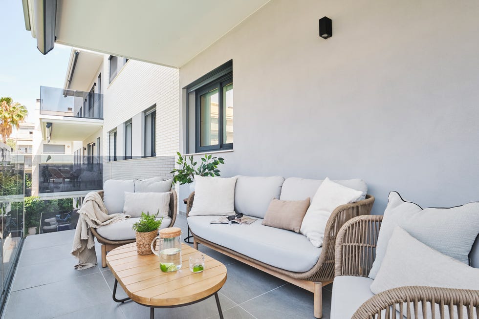terraza con muebles de cuerda
