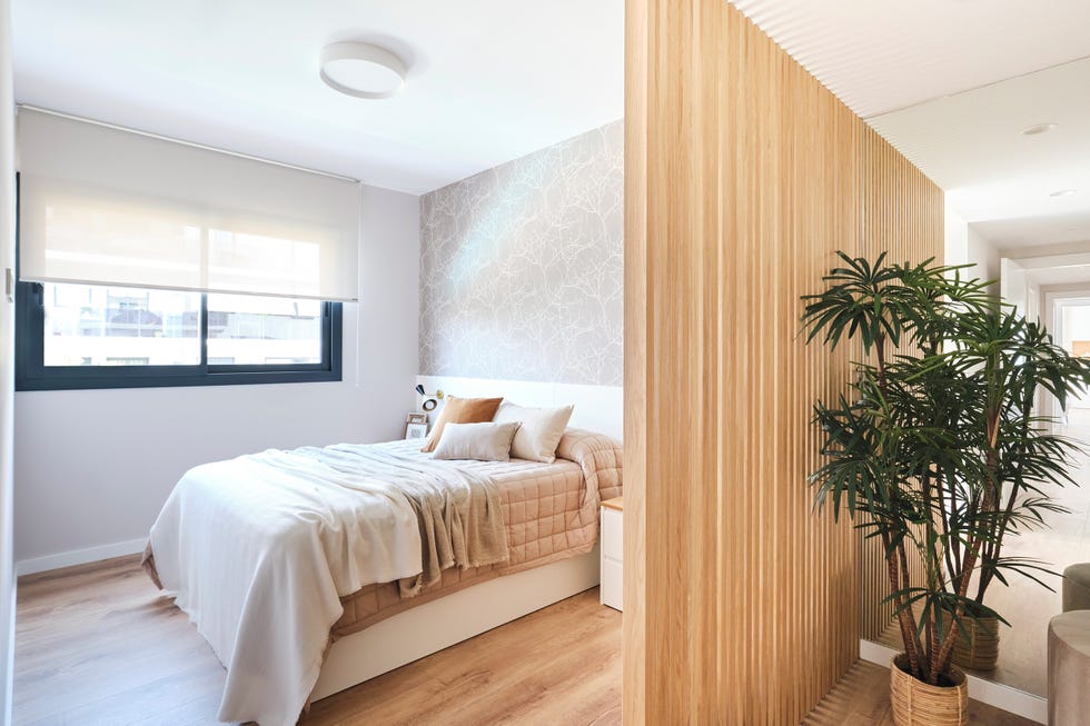 dormitorio con divisor de ambientes de madera