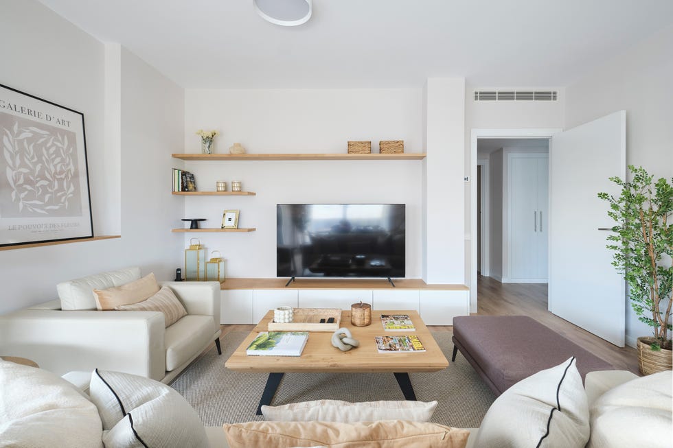 salón con muebles de madera y tonos neutros