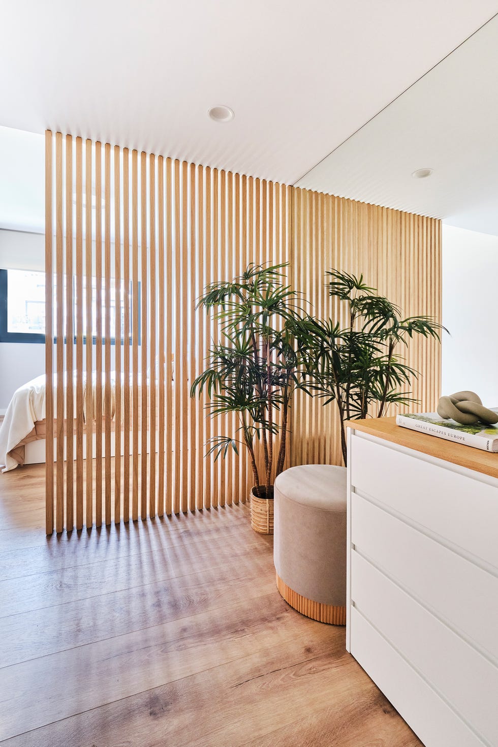 dormitorio con divisor de ambientes de madera