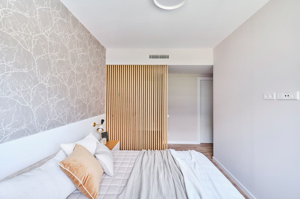 dormitorio con divisor de ambientes de madera