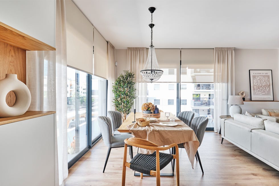 salón comedor con muebles de madera y tonos neutros