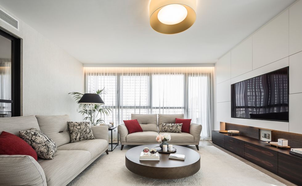 salón moderno con dos sofás beiges y chimenea