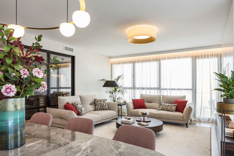 salón comedor de diseño moderno con dos sofás beiges