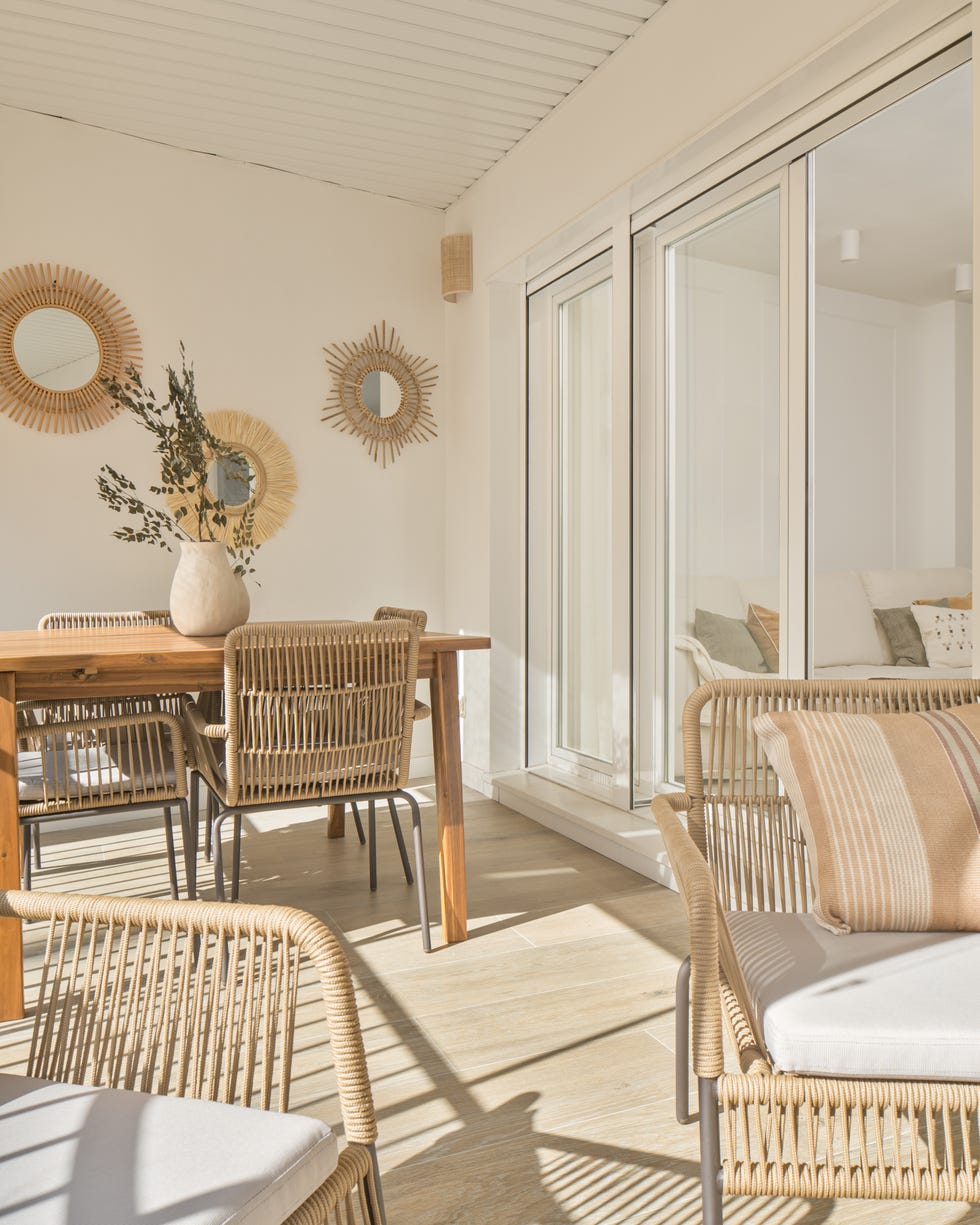 terraza con muebles de madera y fibras