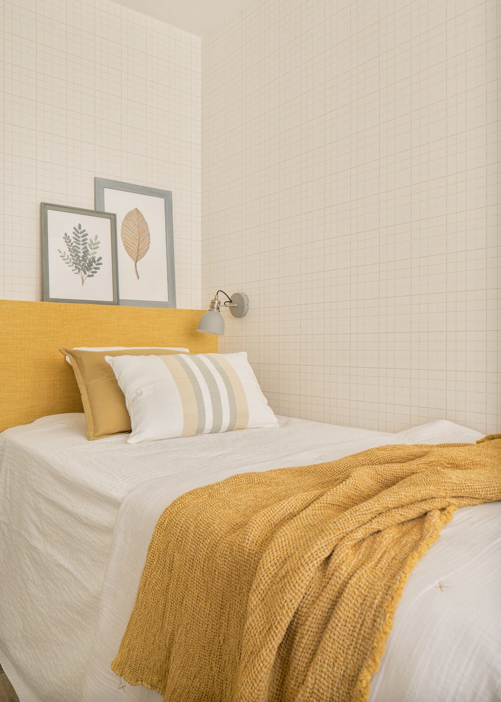 cama infantil con cabecero mostaza