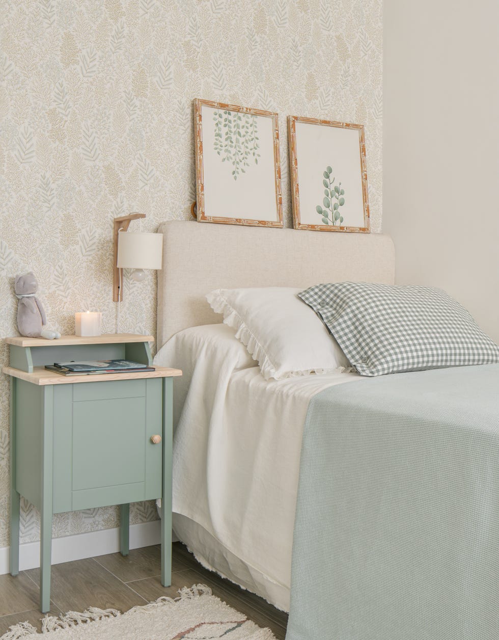 cama infantil con cabecero beige y mesita en verde claro