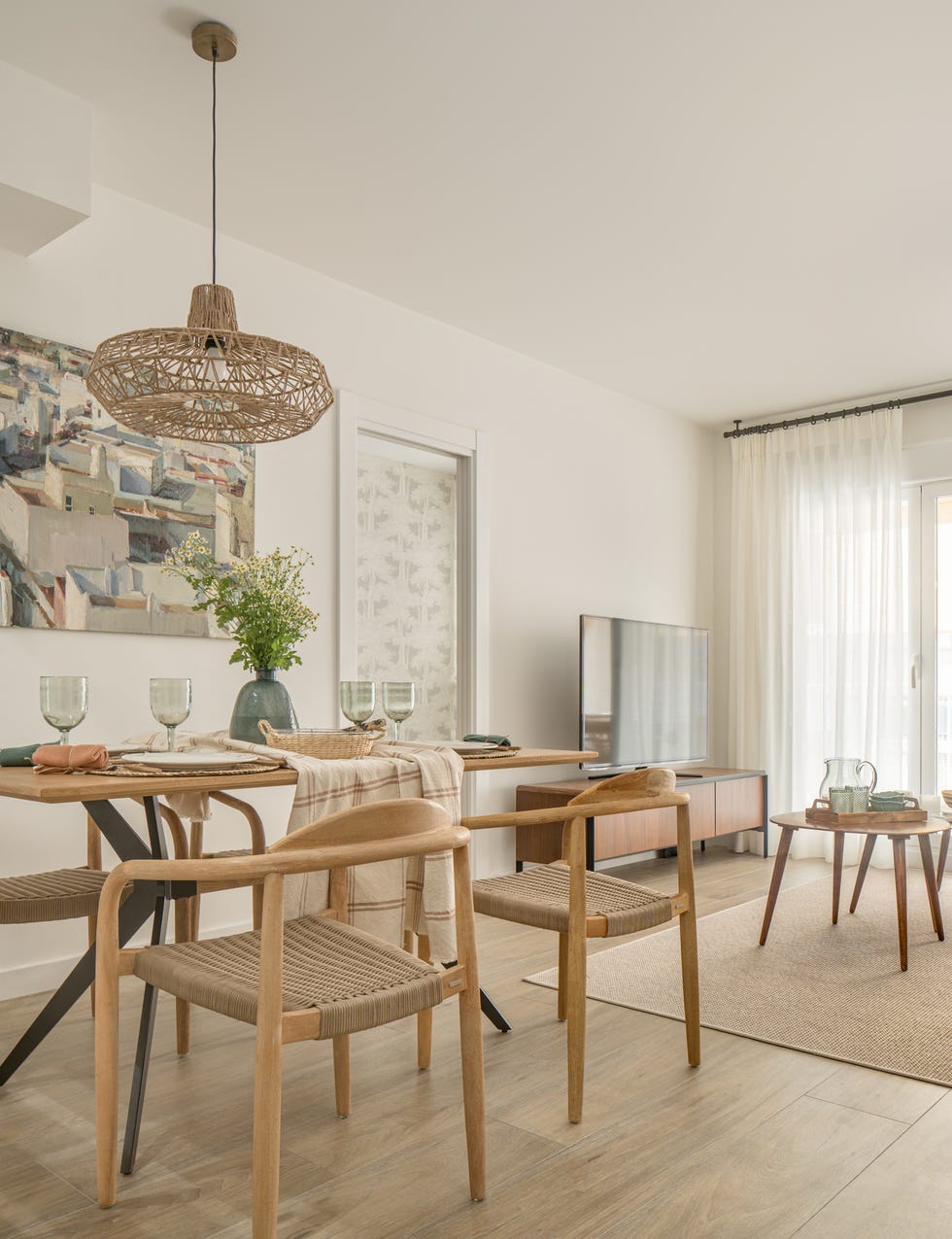 mesa de comedor de madera con sillas de madera y cuerda