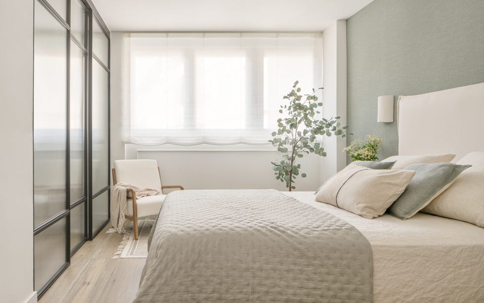 dormitorio con cerramiento de cristal y hierro