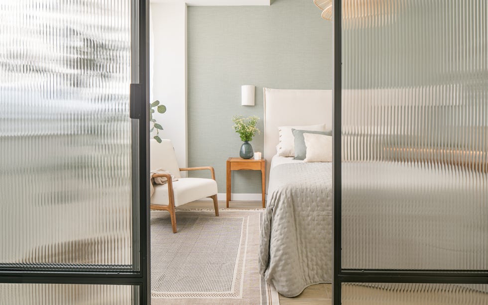 cama con cabecero de lino blanco y mesita de madera