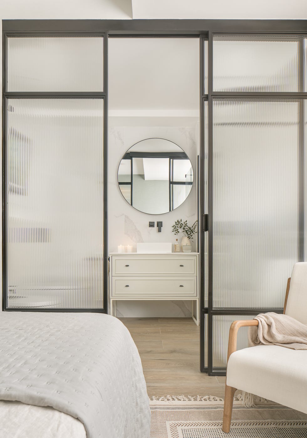 baño con cerramiento de cristal y hierro