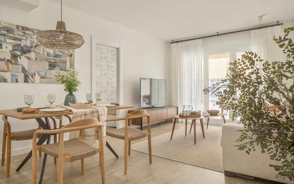 salón comedor con muebles de madera