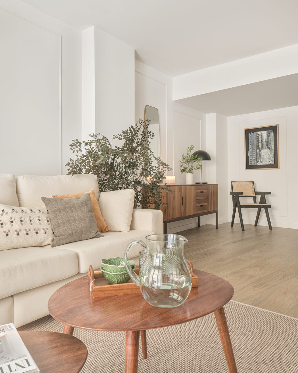 salón con molduras y aparador de madera
