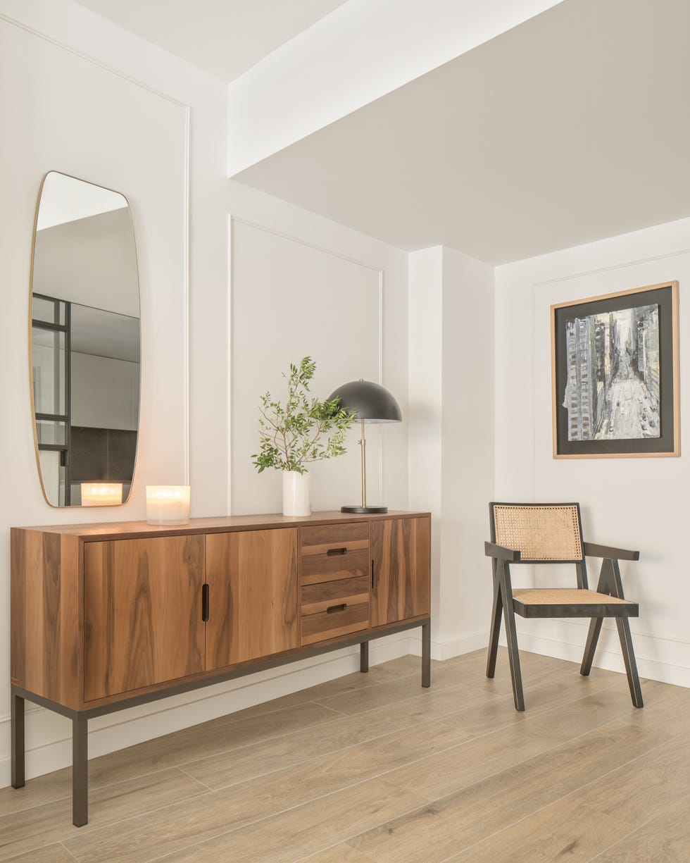salón con molduras y aparador de madera