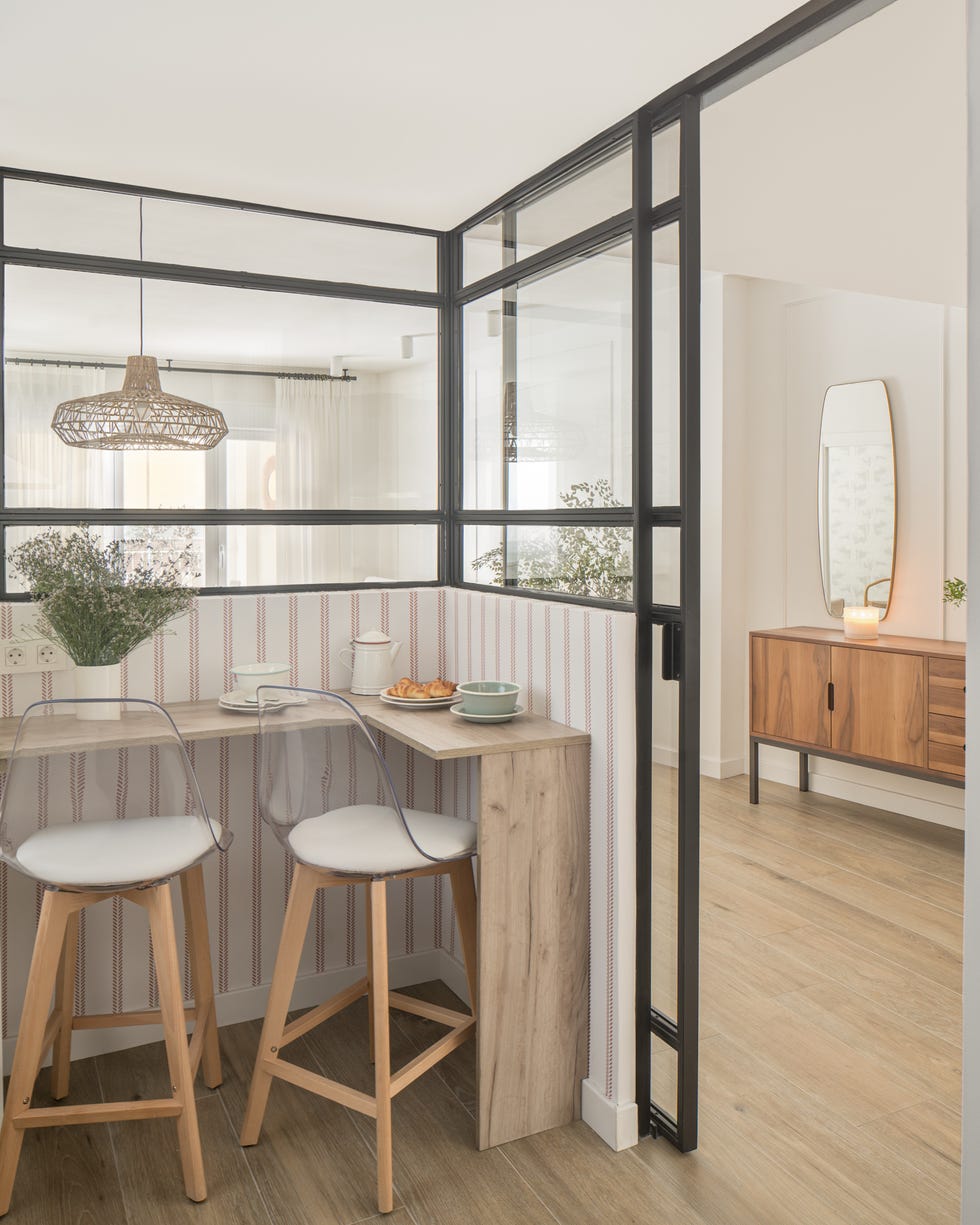 cocina con cerramiento de cristal y hierro