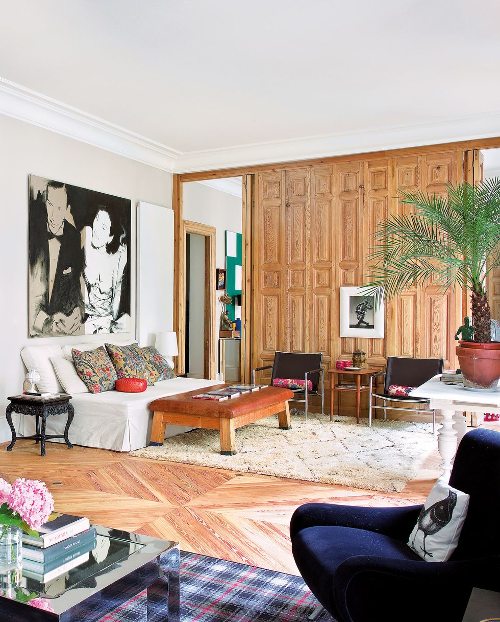 un piso decorado con estilo ecléctico, muebles vintage y toques retro cerca del palacio real de madrid