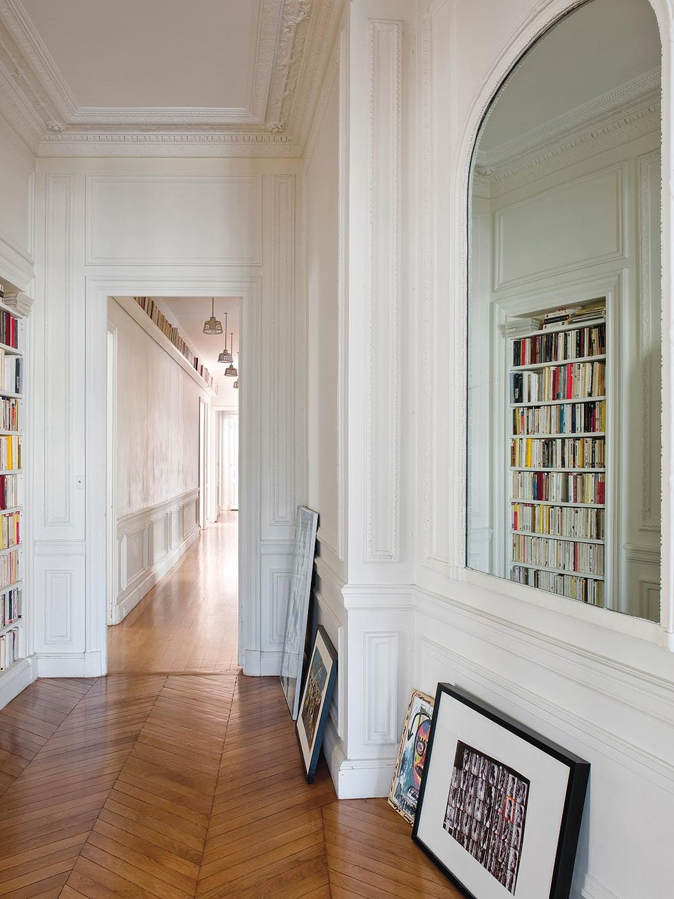 un piso en paris con una arquitectura clasica y diseno moderno
