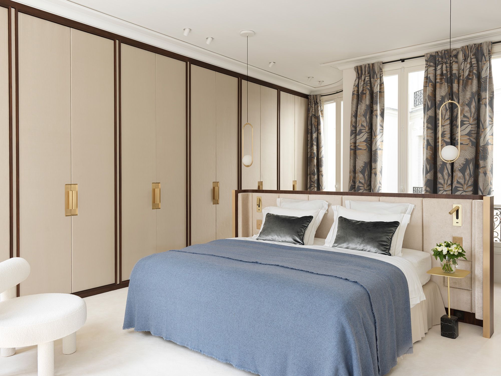 Fotografía interior de una cama de lujo moderna con textura de