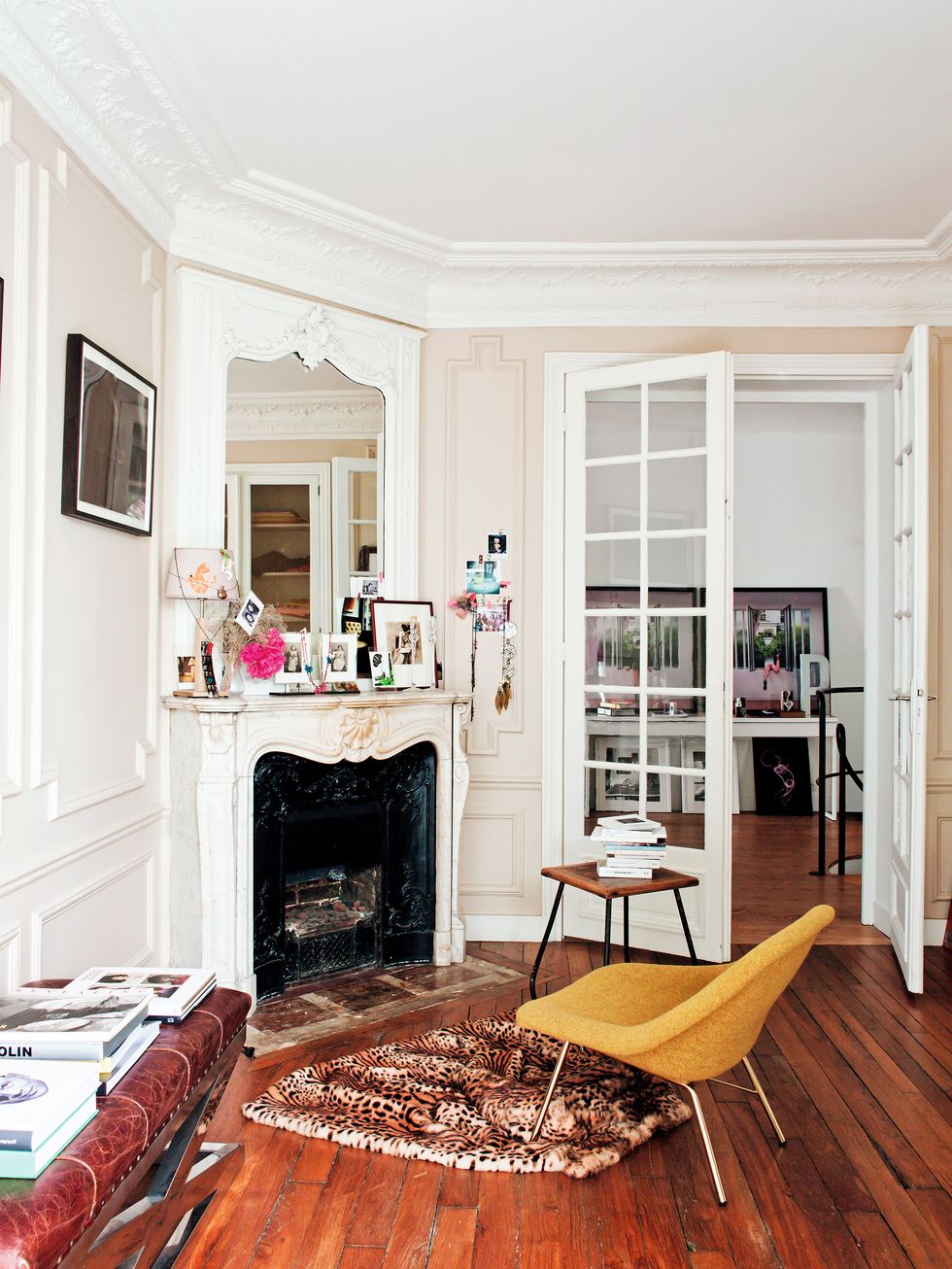 un piso en paris decorado con estilo eclectivo y bohemio, muebles vintage y mucho arte