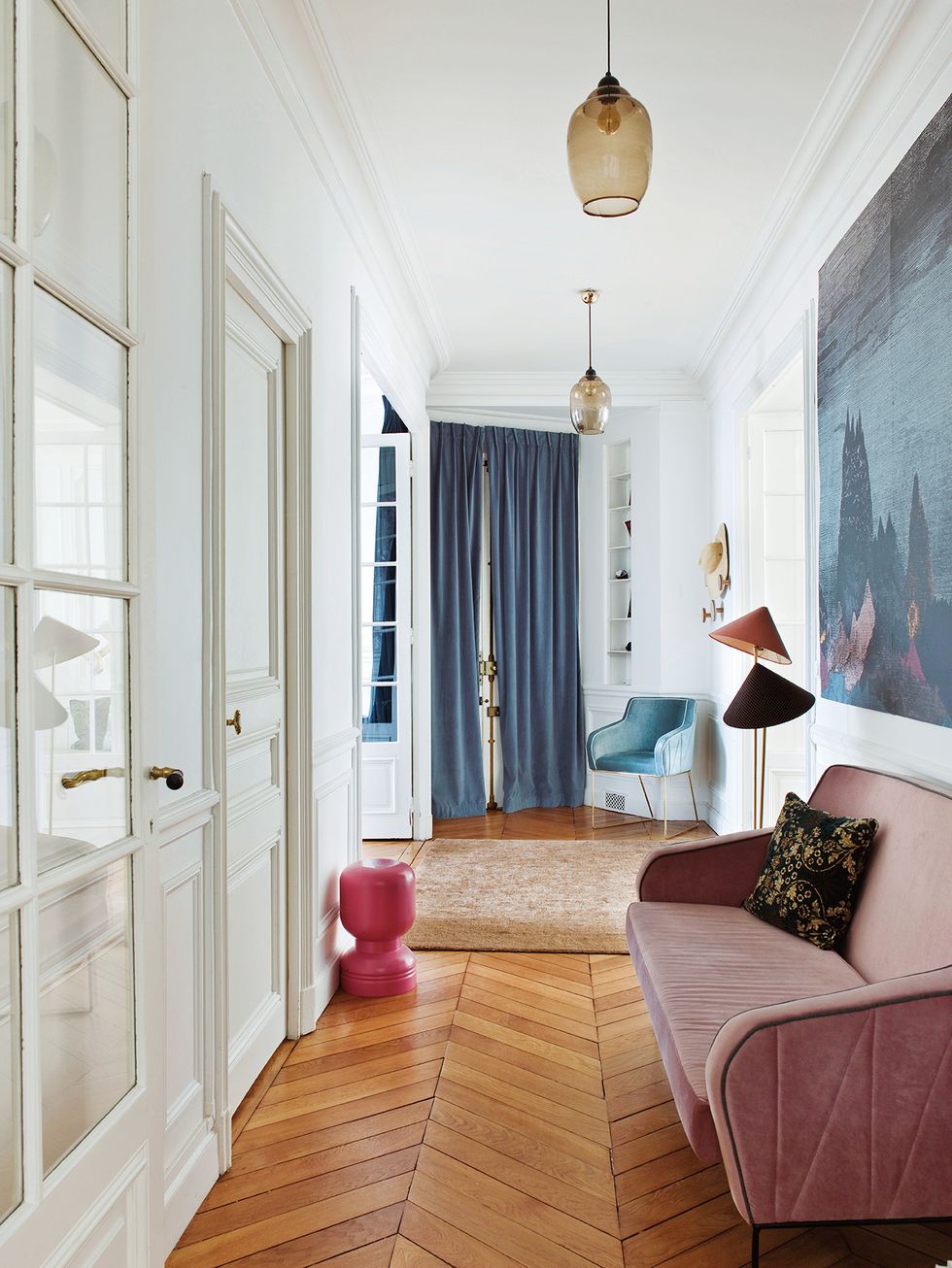 piso en parís estilo haussmaniano recibidor pasillo sofá rosa