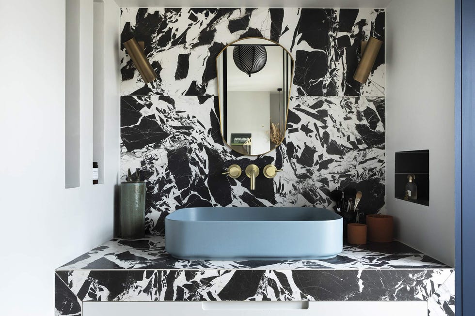 el piso en parís de tatiana nicol baño moderno con lavabo azul