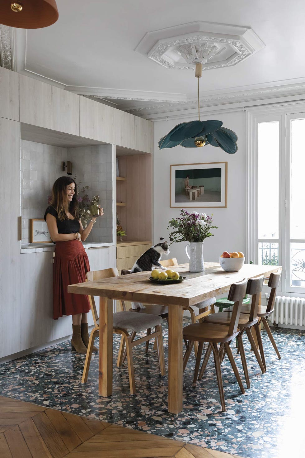 el piso en parís de tatiana nicol cocina con comedor de madera