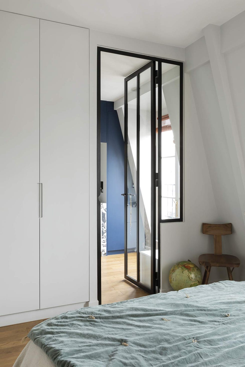 el piso en parís de tatiana nicol dormitorio con puerta de cristal