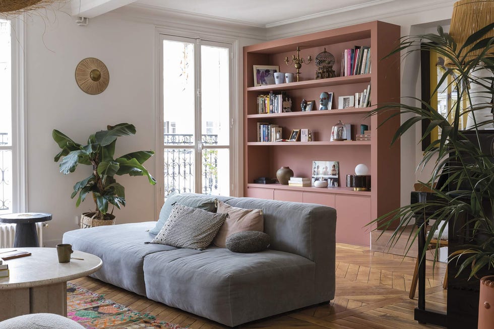 el piso en parís de tatiana nicol salón con estantería de obra rosa