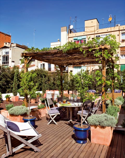 un piso con patio central decorado con estilo bohemio, muebles vintage y recuerdos de viajes