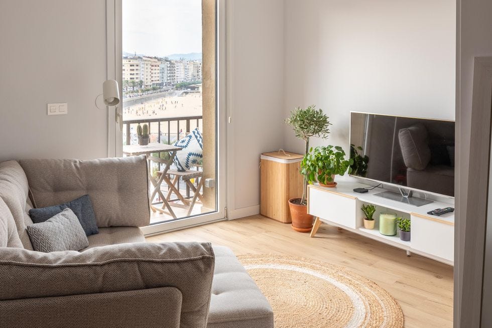 un piso pequeño en san sebastián con vistas a la playa de la concha