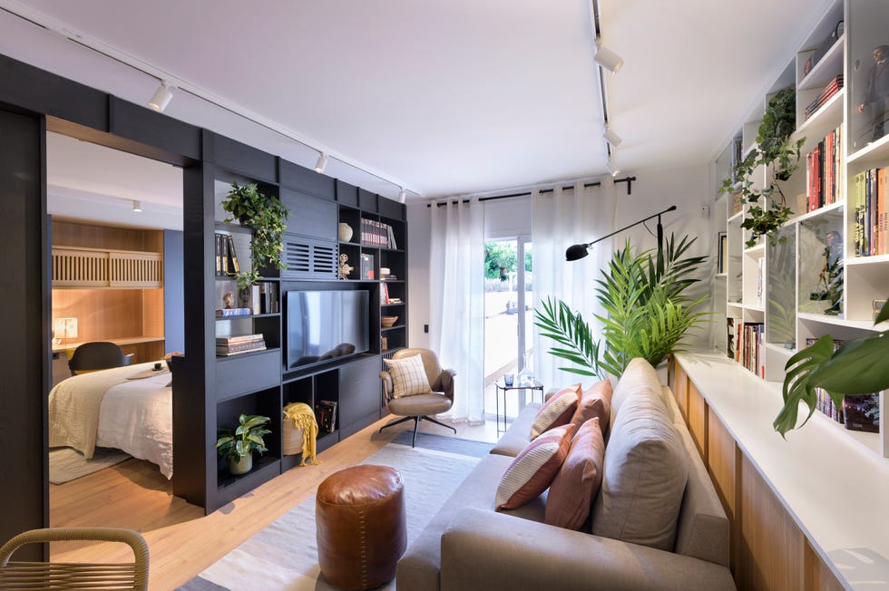 salón abierto de diseño moderno con estantería negra